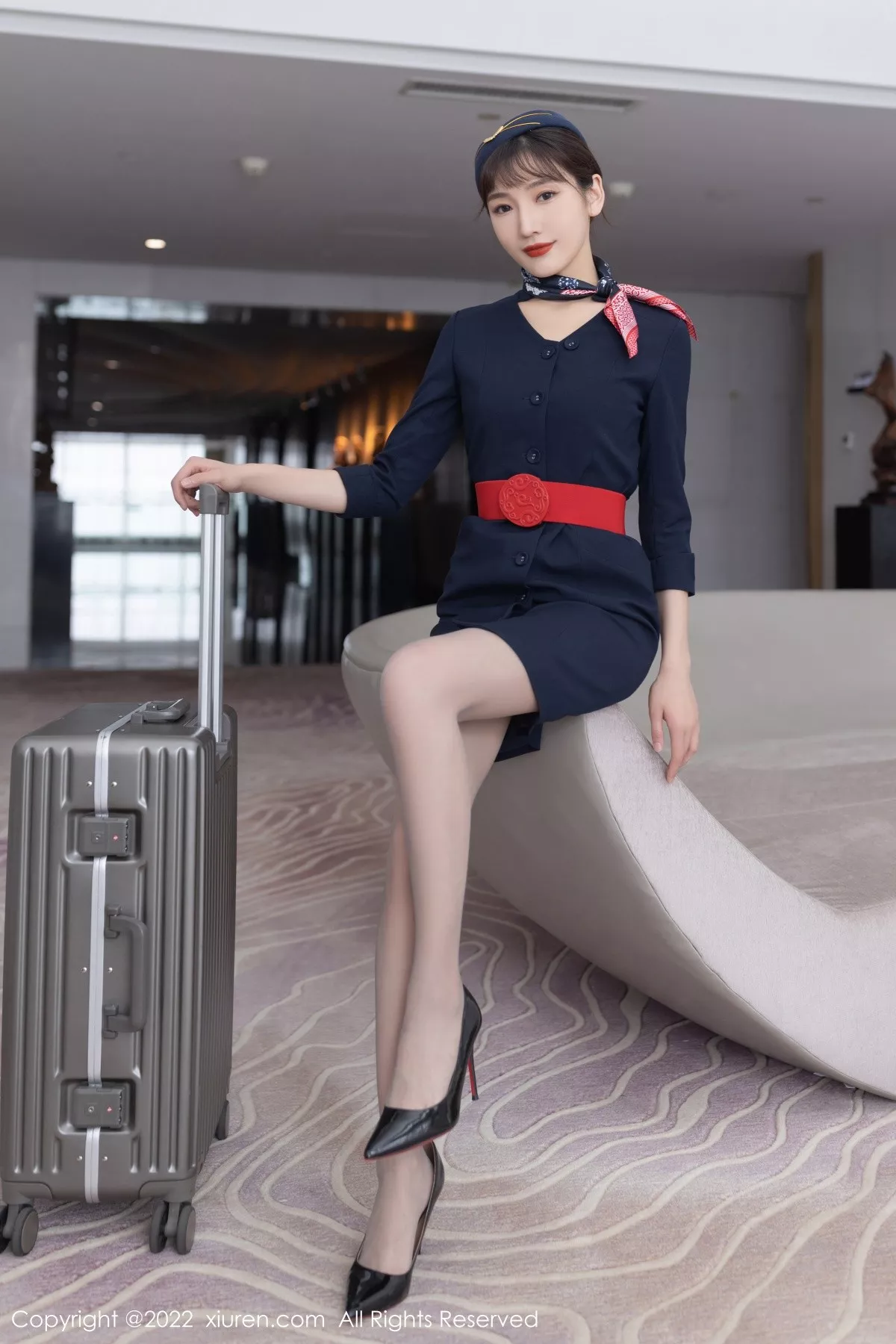 秀人集.com_[XiuRen秀人网]No.5245_模特陆萱萱广州-云南旅拍脱深蓝色空姐制服露蕾丝内衣诱惑写真73P