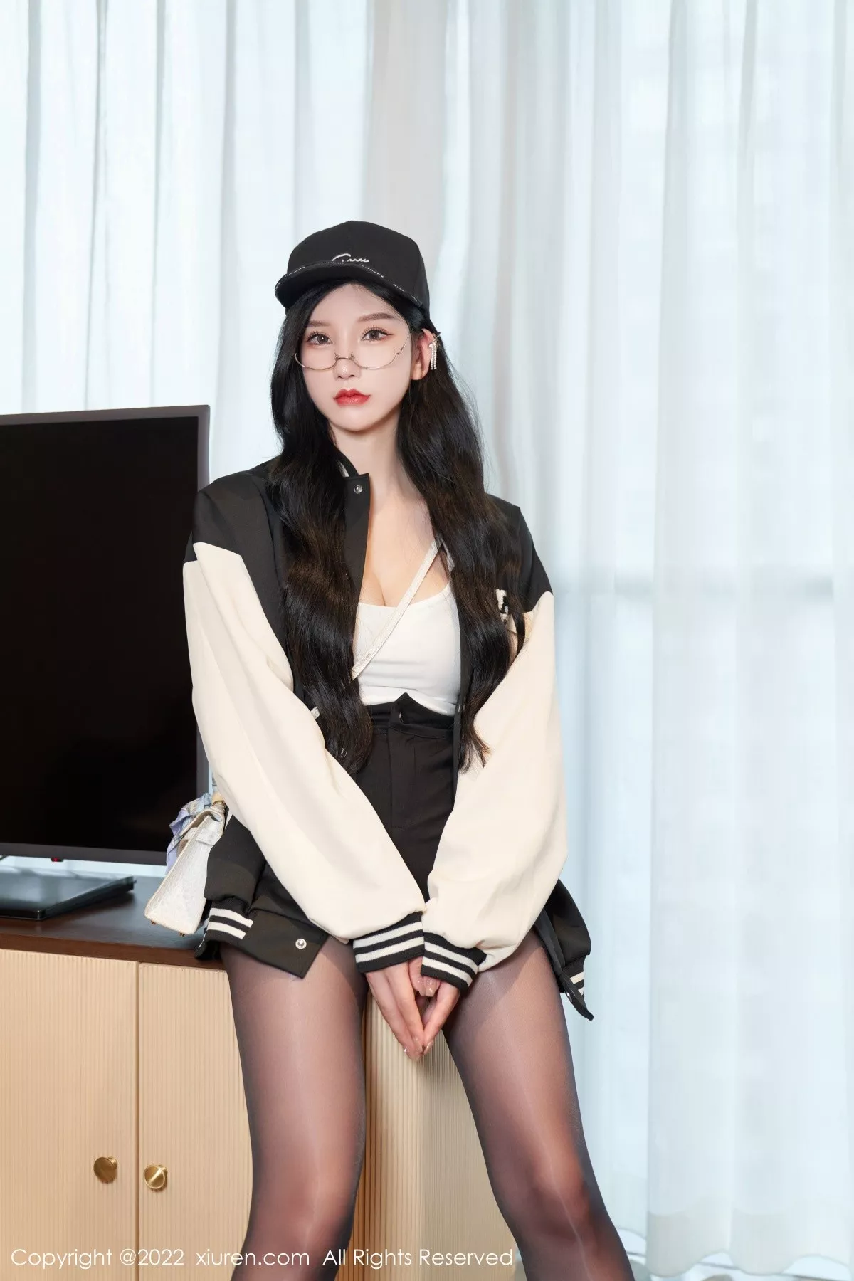 秀人集.com_[XiuRen秀人网]No.5253_女神周于希Sally心愿旅拍白色低胸吊带配无内黑丝极致魅惑写真69P