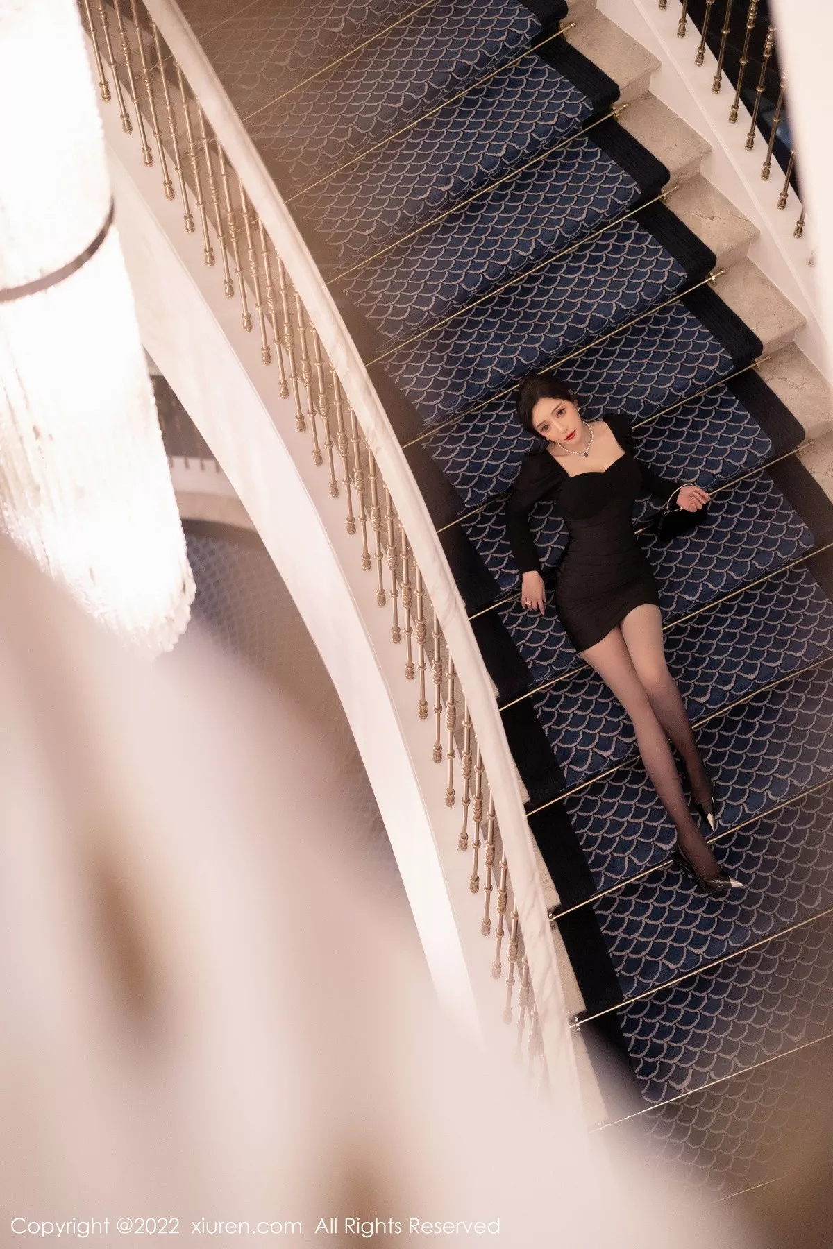 秀人集.com_[XiuRen秀人网]No.5251_女神王馨瑶yanni厦门旅拍脱连衣裙露性感黑色蕾丝内衣诱惑写真86P