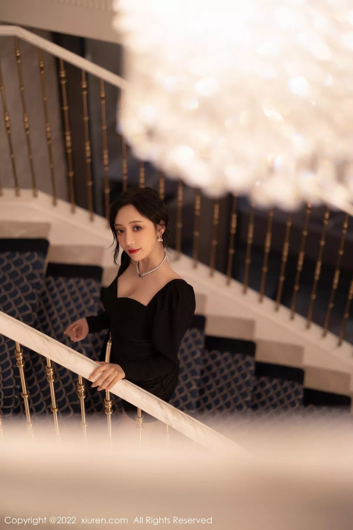 秀人集.com_[XiuRen秀人网]No.5251_女神王馨瑶yanni厦门旅拍脱连衣裙露性感黑色蕾丝内衣诱惑写真86P