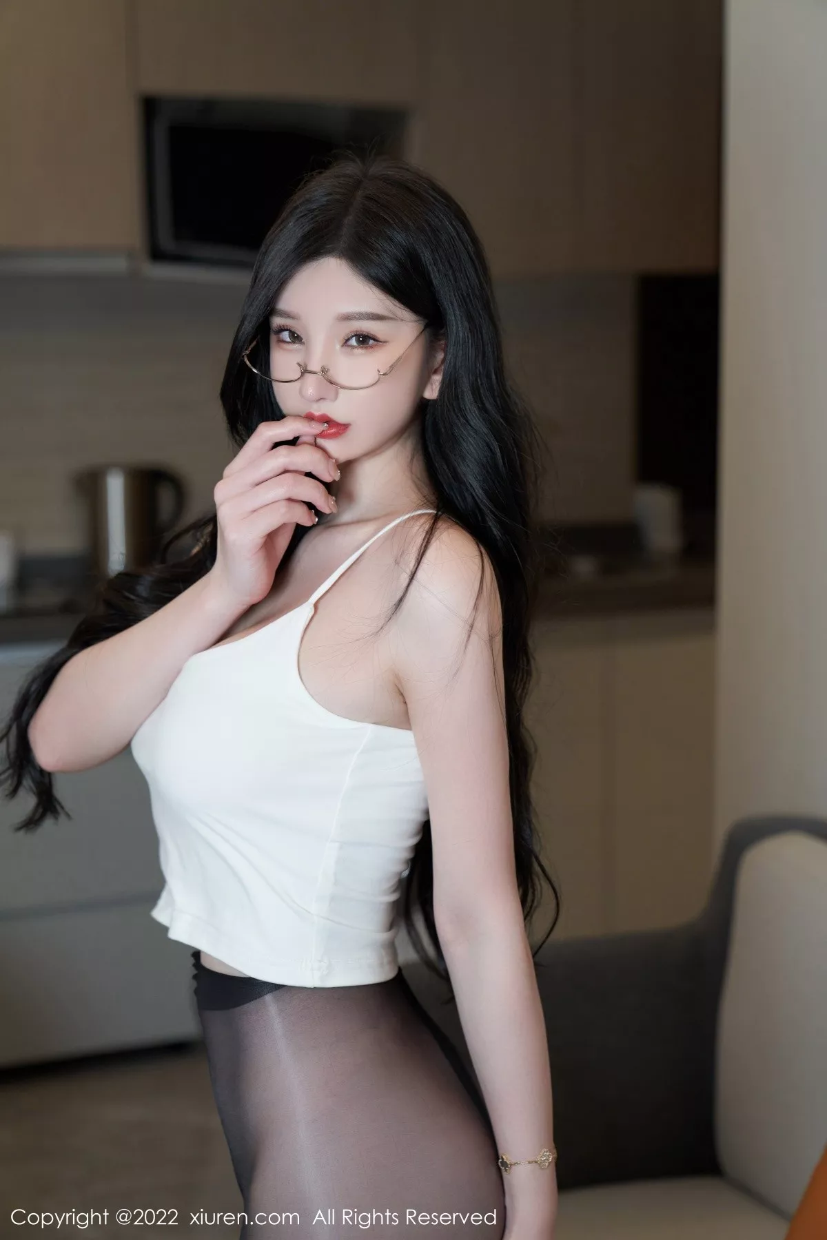 秀人集.com_[XiuRen秀人网]No.5253_女神周于希Sally心愿旅拍白色低胸吊带配无内黑丝极致魅惑写真69P