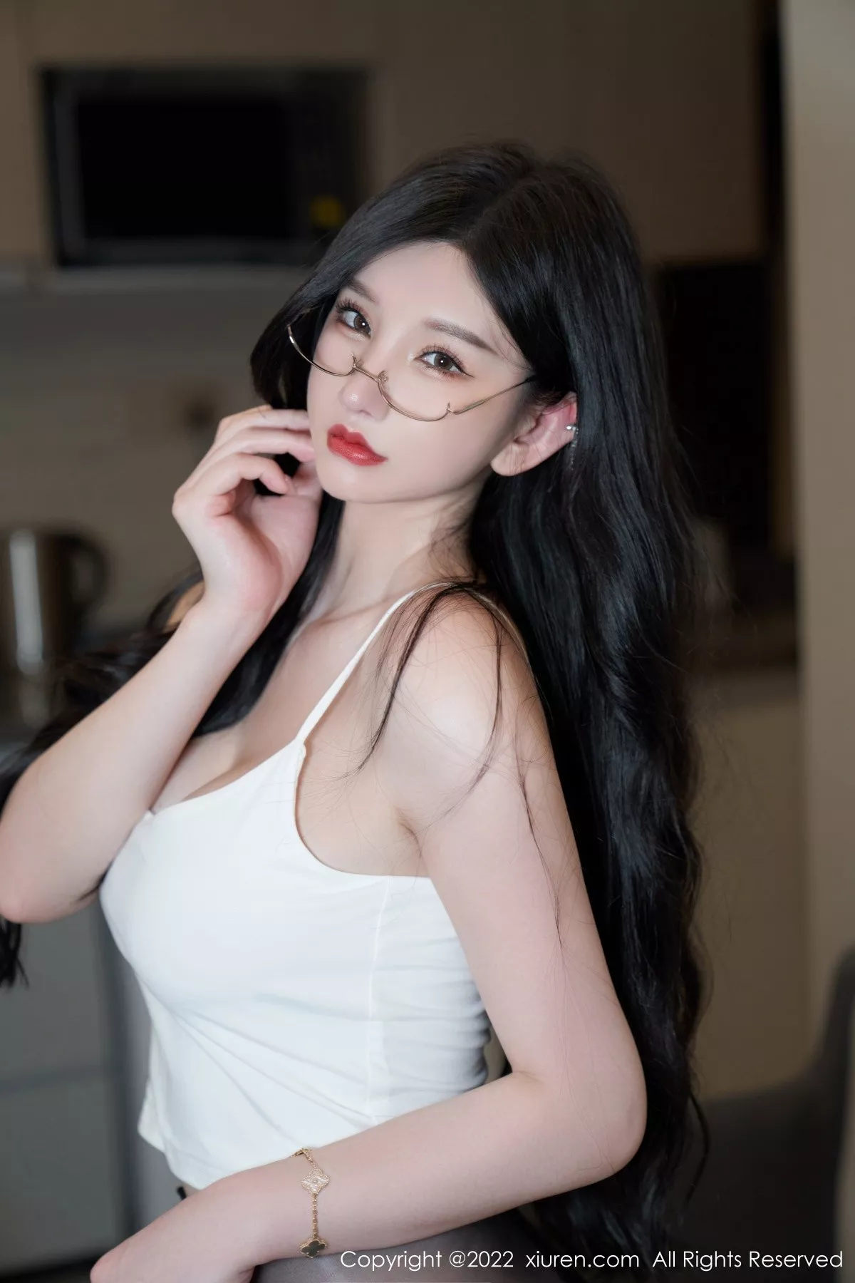 秀人集.com_[XiuRen秀人网]No.5253_女神周于希Sally心愿旅拍白色低胸吊带配无内黑丝极致魅惑写真69P