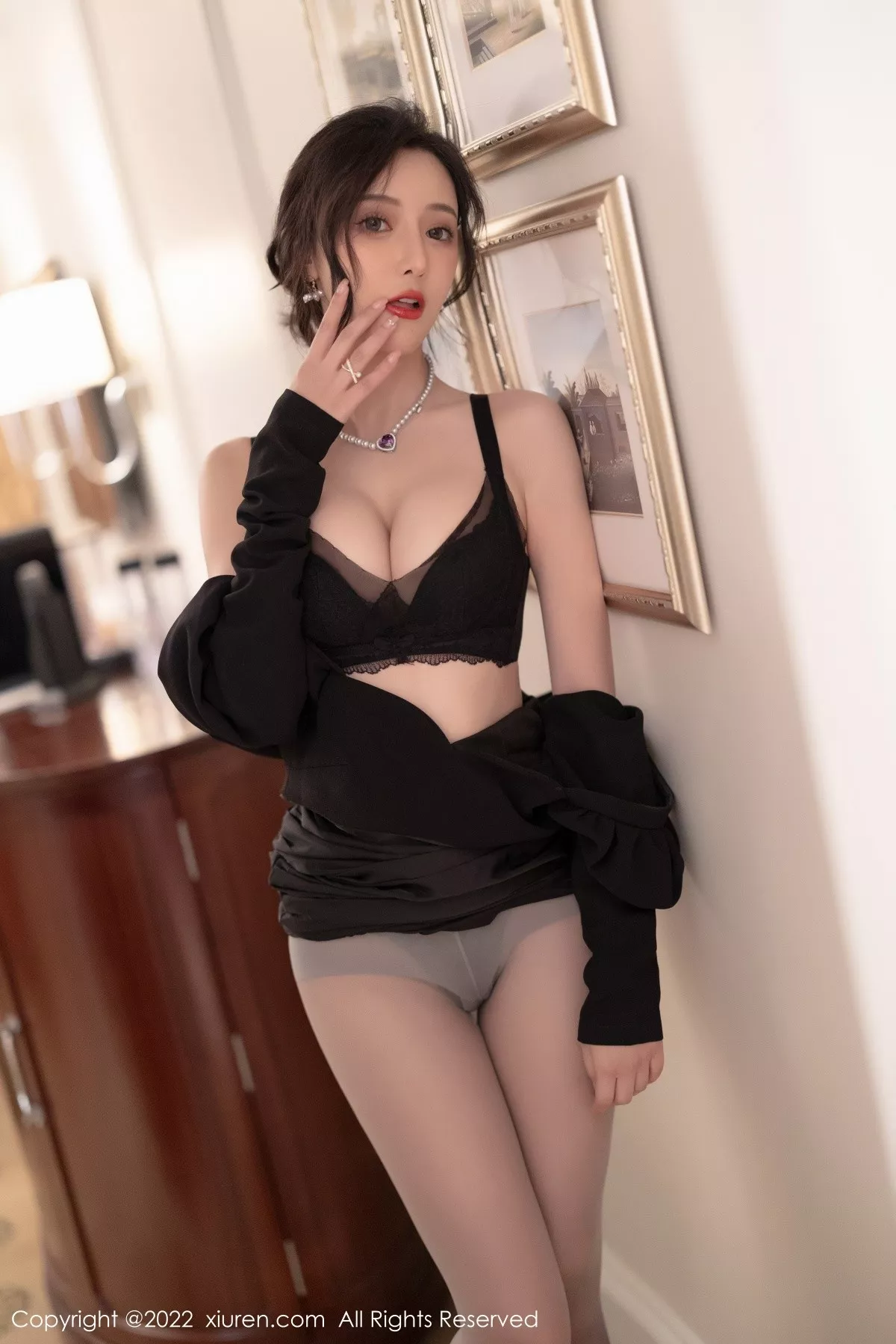 秀人集.com_[XiuRen秀人网]No.5251_女神王馨瑶yanni厦门旅拍脱连衣裙露性感黑色蕾丝内衣诱惑写真86P