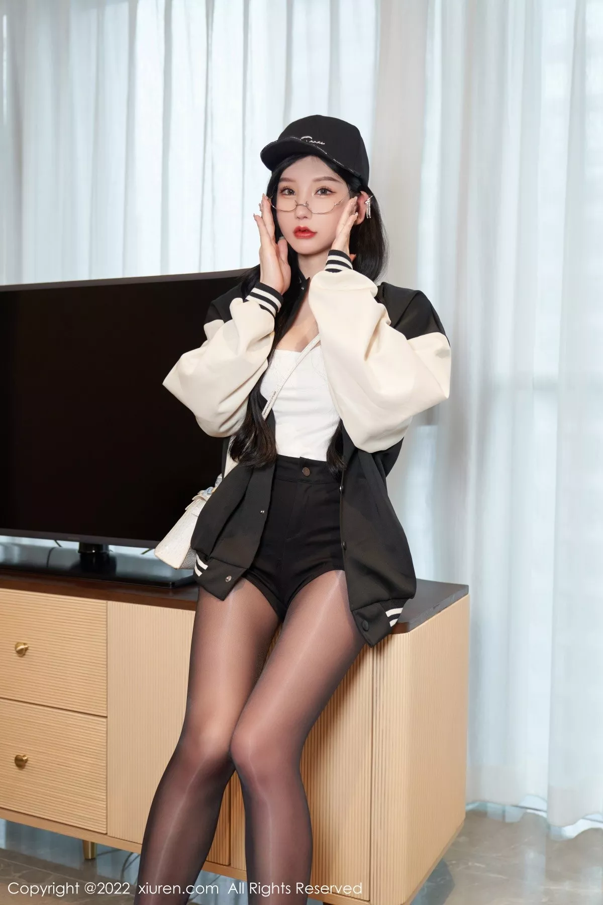 秀人集.com_[XiuRen秀人网]No.5253_女神周于希Sally心愿旅拍白色低胸吊带配无内黑丝极致魅惑写真69P