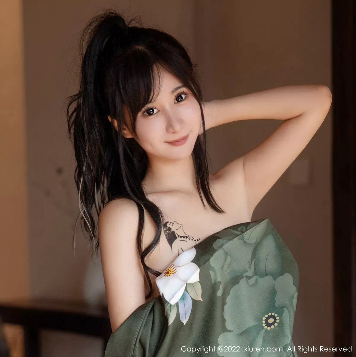 秀人集.com_[XiuRen秀人网]No.5256_女神小果冻儿大理旅拍私房暗绿色真空和服秀完美身材诱惑写真85P