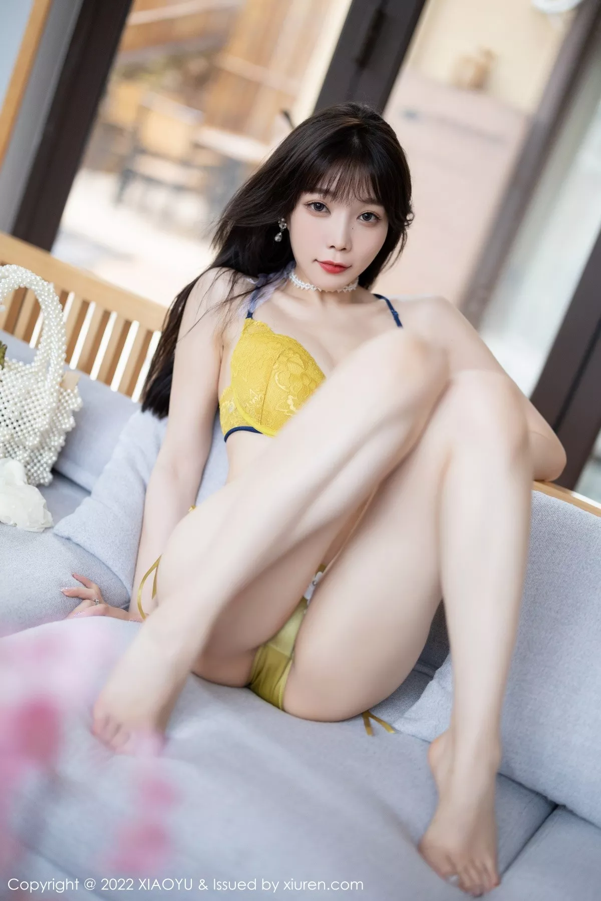 秀人集.com_[XiaoYu画语界]Vol.818_女神芝芝Booty脱性感白色吊带连衣裙露黄色蕾丝内衣诱惑写真94P