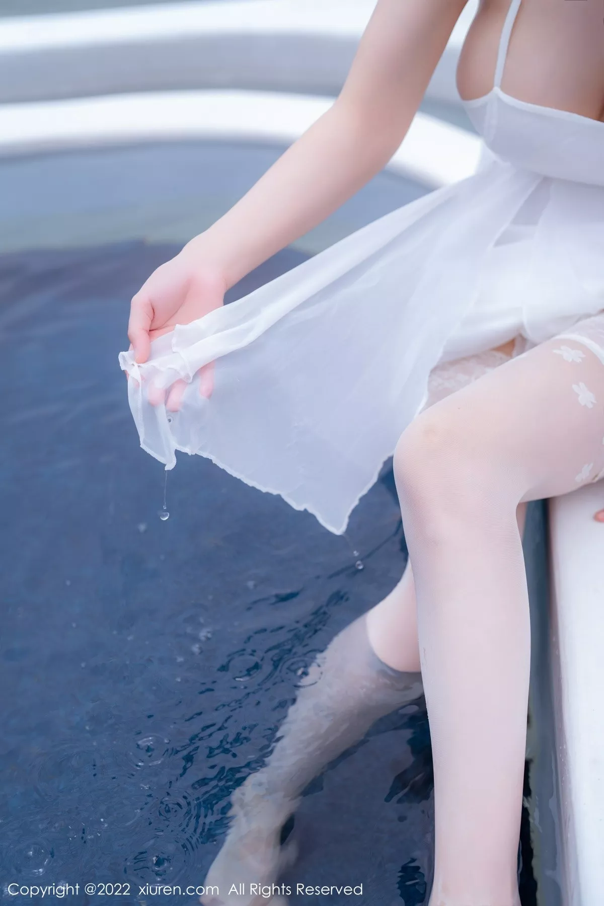 秀人集.com_[XiuRen秀人网]No.5261_女神朱可儿Flora大理旅拍白色露肩吊带裙配白丝袜丰满诱惑写真114P