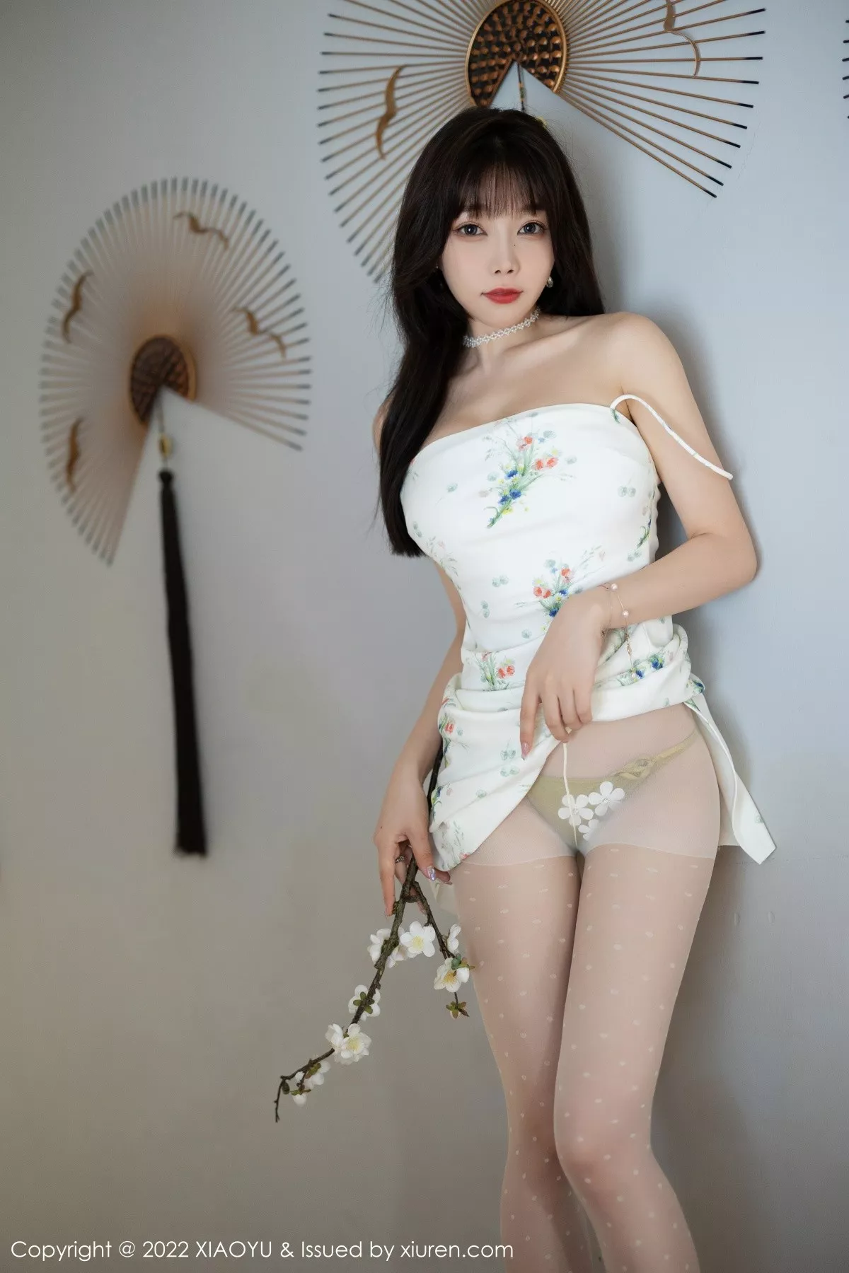 秀人集.com_[XiaoYu画语界]Vol.818_女神芝芝Booty脱性感白色吊带连衣裙露黄色蕾丝内衣诱惑写真94P