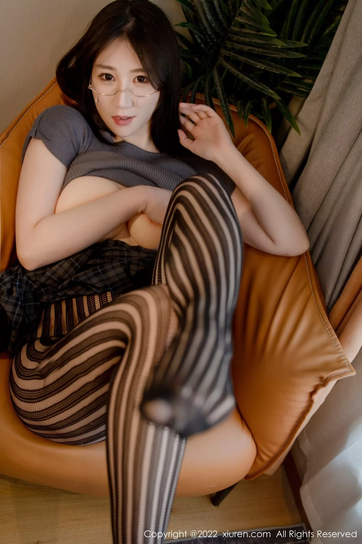 秀人集.com_[XiuRen秀人网]No.5260_模特顾乔楠Cora私房真空上衣配黑色网纹袜半脱秀翘臀诱惑写真66P