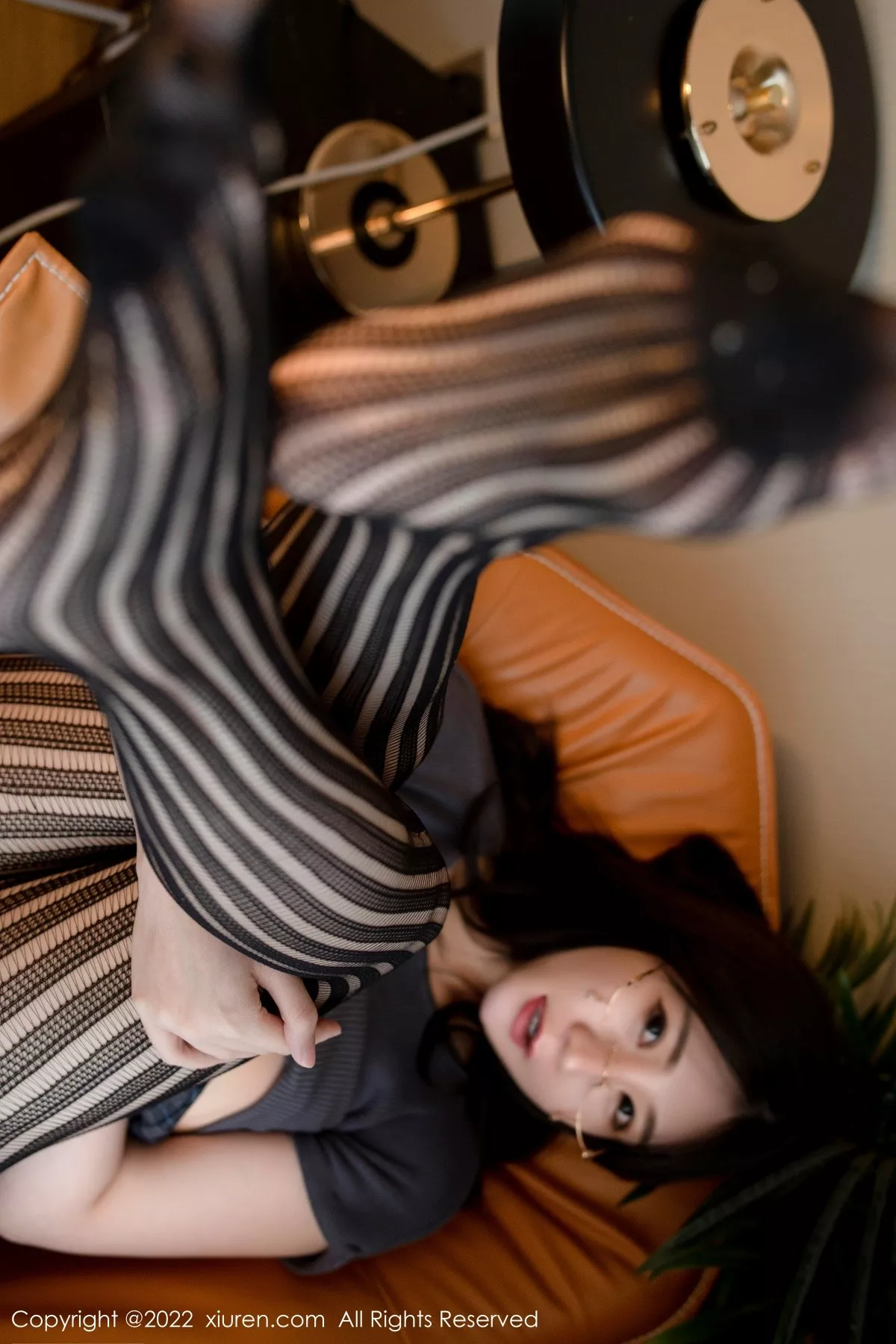 秀人集.com_[XiuRen秀人网]No.5260_模特顾乔楠Cora私房真空上衣配黑色网纹袜半脱秀翘臀诱惑写真66P