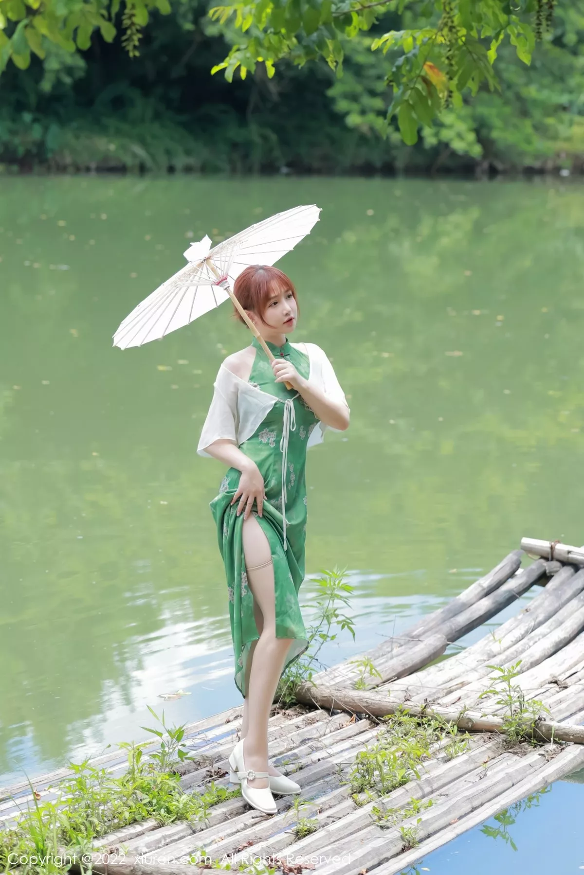 秀人集.com_[XiuRen秀人网]No.5276_模特养乐多DoDo江边场景性感绿色旗袍配超薄肉丝迷人诱惑写真51P