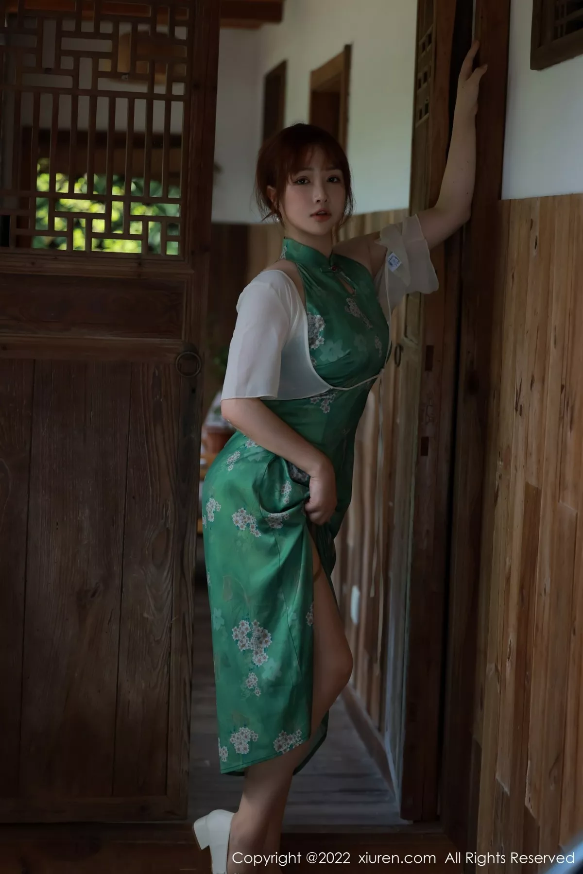 秀人集.com_[XiuRen秀人网]No.5276_模特养乐多DoDo江边场景性感绿色旗袍配超薄肉丝迷人诱惑写真51P