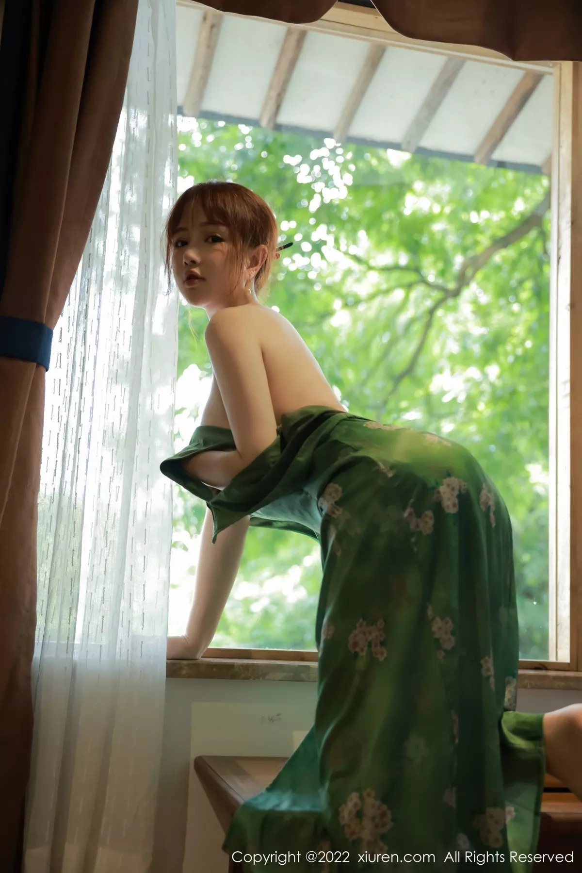 秀人集.com_[XiuRen秀人网]No.5276_模特养乐多DoDo江边场景性感绿色旗袍配超薄肉丝迷人诱惑写真51P