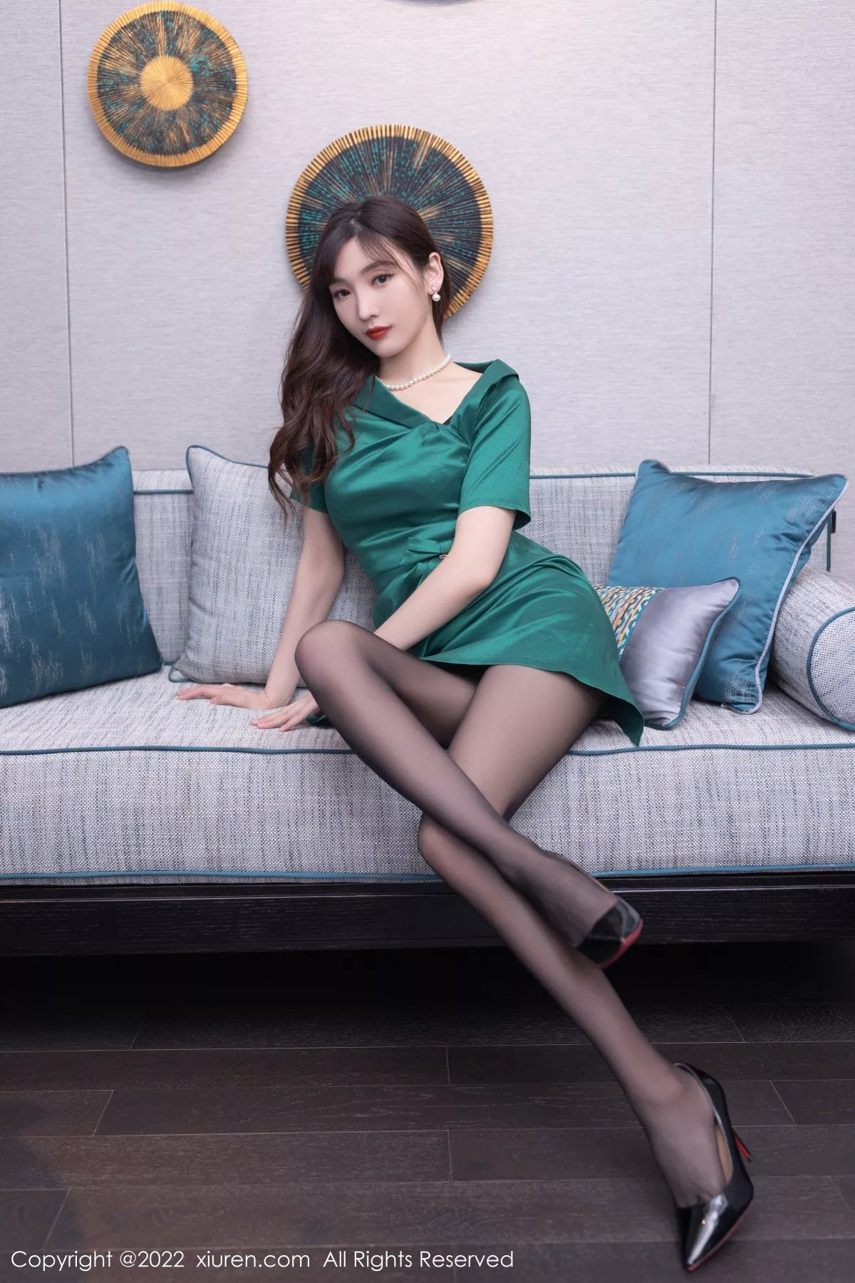 秀人集.com_[XiuRen秀人网]No.5278_模特陆萱萱广州-云南旅拍绿色礼裙露蕾丝内衣超薄黑丝诱惑写真70P