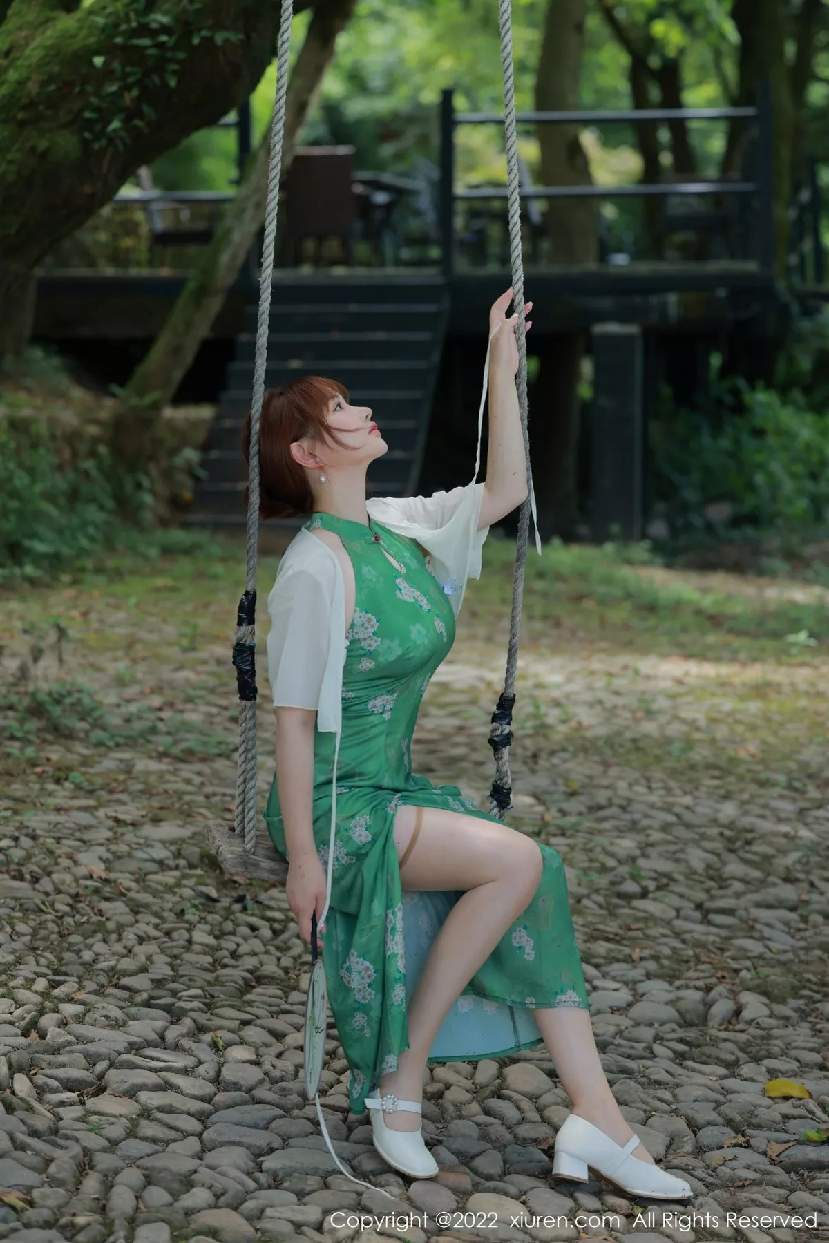 秀人集.com_[XiuRen秀人网]No.5276_模特养乐多DoDo江边场景性感绿色旗袍配超薄肉丝迷人诱惑写真51P