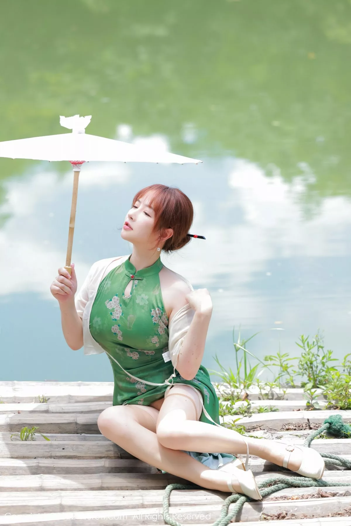 秀人集.com_[XiuRen秀人网]No.5276_模特养乐多DoDo江边场景性感绿色旗袍配超薄肉丝迷人诱惑写真51P