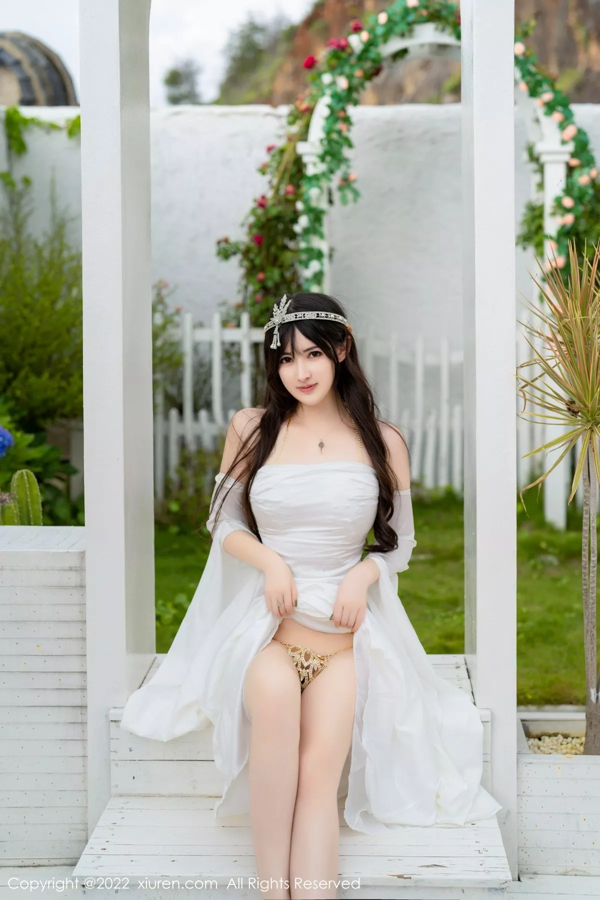 秀人集.com_[XiuRen秀人网]No.5288_模特诗诗kiki大理旅拍白色露肩长裙秀诱人金色内衣惹火诱惑写真59P