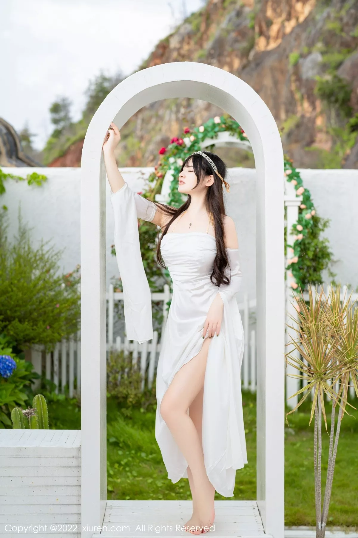 秀人集.com_[XiuRen秀人网]No.5288_模特诗诗kiki大理旅拍白色露肩长裙秀诱人金色内衣惹火诱惑写真59P