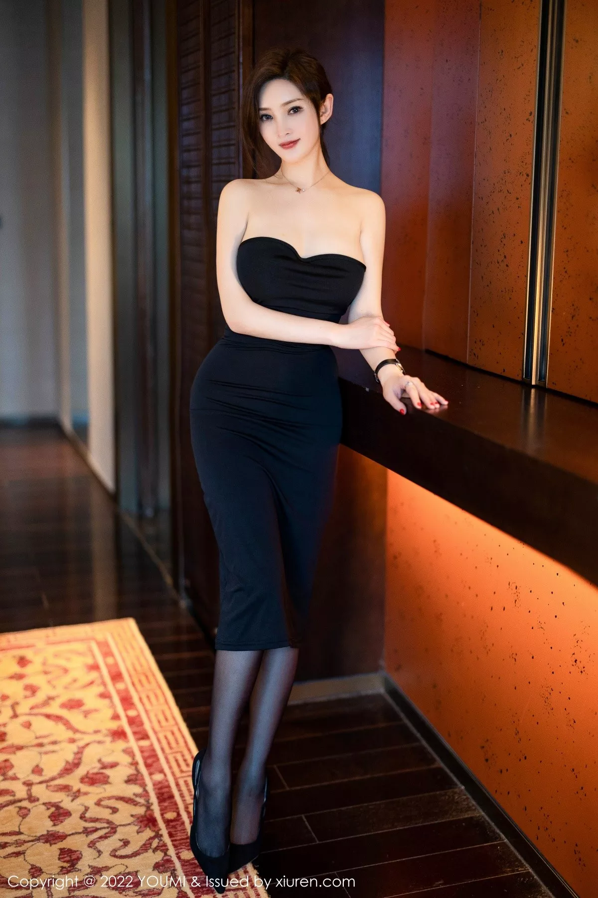 秀人集.com_[YouMi尤蜜荟]Vol.817_女神奶瓶土肥圆私房黑色露肩裙配超薄黑丝秀完美身材诱惑写真92P