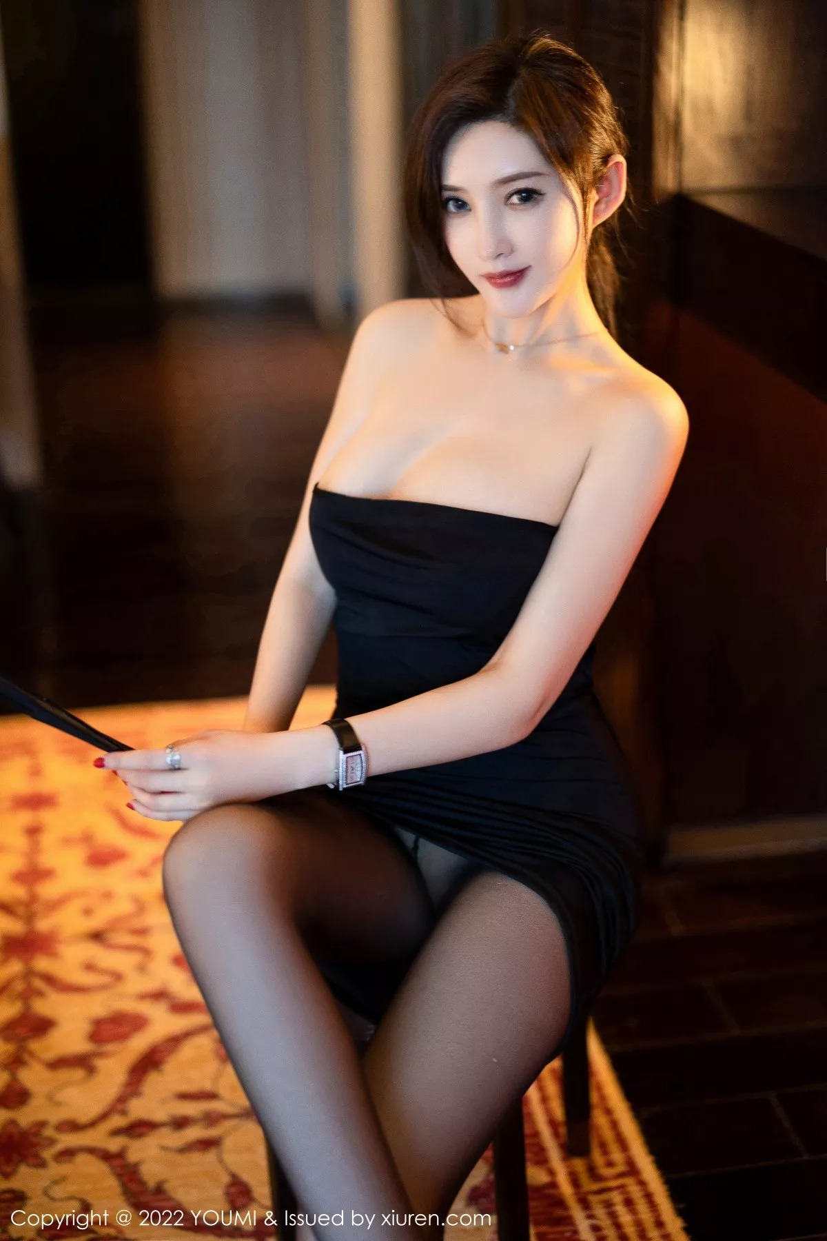 秀人集.com_[YouMi尤蜜荟]Vol.817_女神奶瓶土肥圆私房黑色露肩裙配超薄黑丝秀完美身材诱惑写真92P