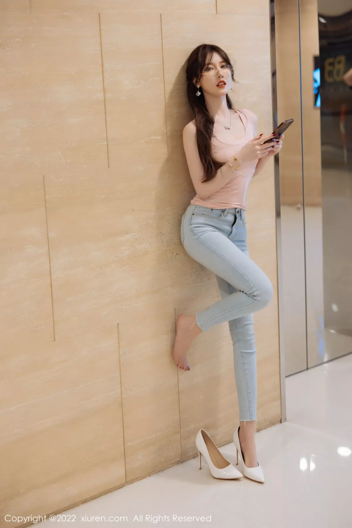 秀人集.com_[XiuRen秀人网]No.5306_模特美桃酱海南心愿旅拍粉色收身衣+私房白色女仆性感迷人写真73P