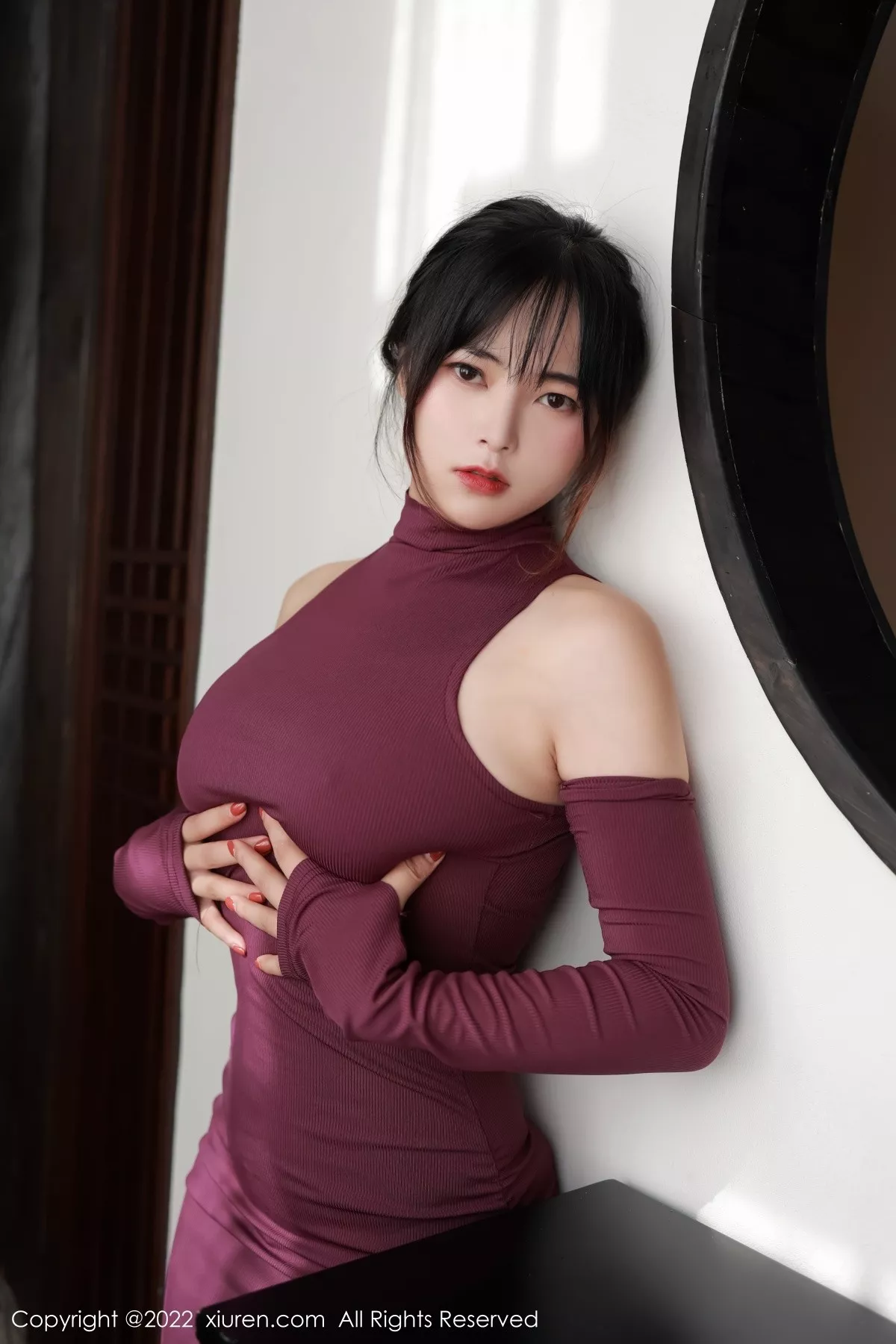 秀人集.com_[XiuRen秀人网]No.5302_模特奈沐子澳门旅拍室内场景紫红色连衣裙秀曼妙身材诱惑写真46P