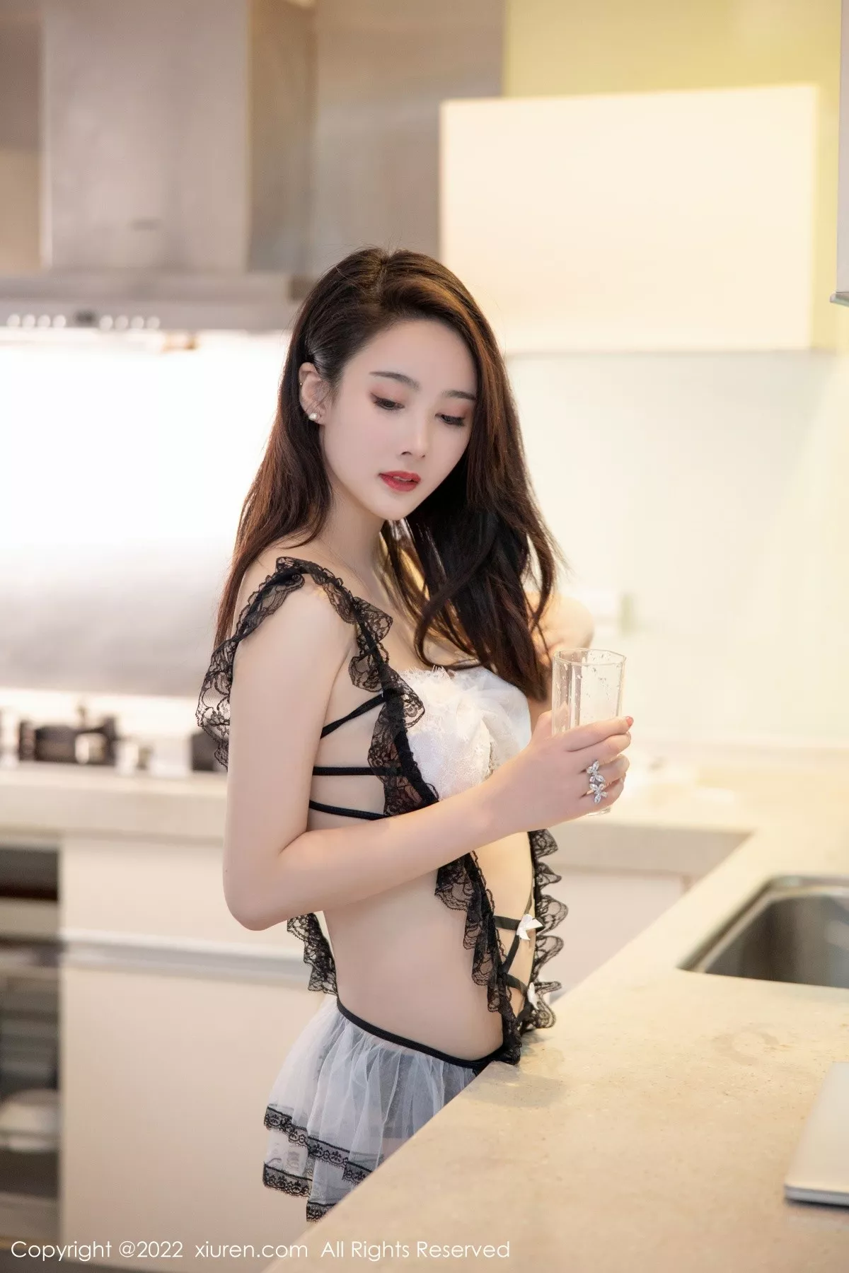 秀人集.com_[XiuRen秀人网]No.5197_模特Summer宝宝性感黑白蕾丝服饰配黑丝袜秀完美身材诱惑写真43P