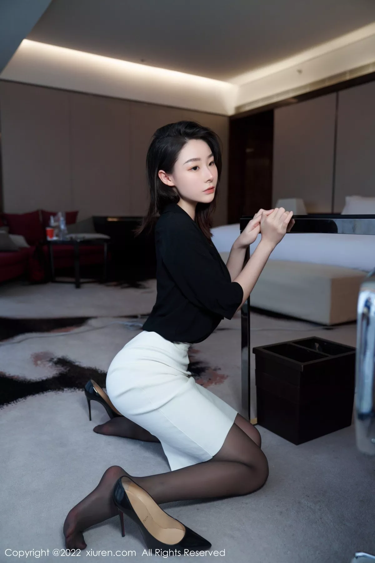 秀人集.com_[XiuRen秀人网]No.5312_模特是小逗逗黑色轻透上衣配白色短裙露超薄无内黑丝诱惑写真90P