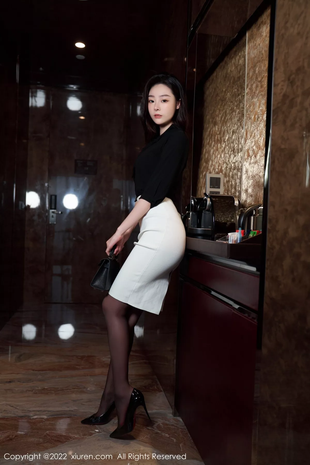 秀人集.com_[XiuRen秀人网]No.5312_模特是小逗逗黑色轻透上衣配白色短裙露超薄无内黑丝诱惑写真90P