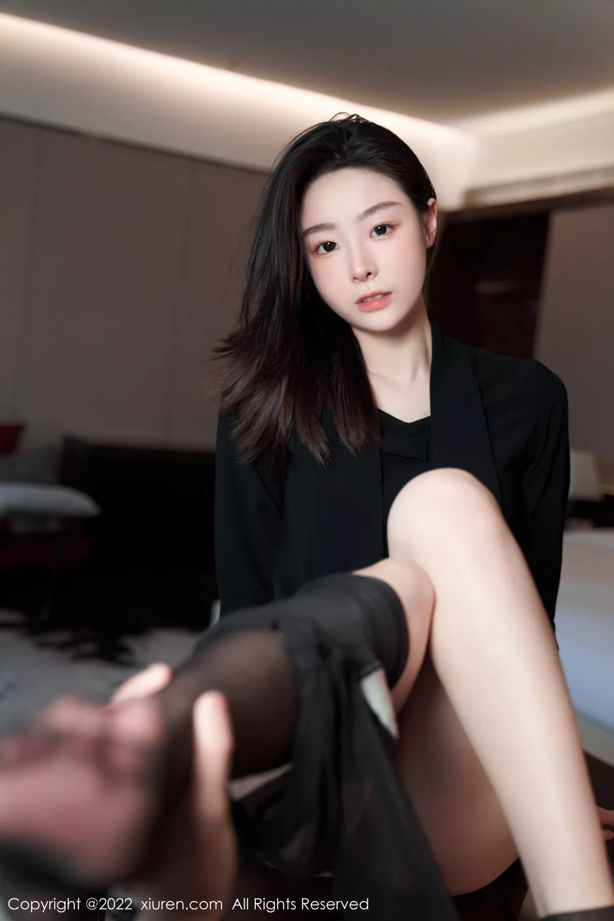 秀人集.com_[XiuRen秀人网]No.5312_模特是小逗逗黑色轻透上衣配白色短裙露超薄无内黑丝诱惑写真90P