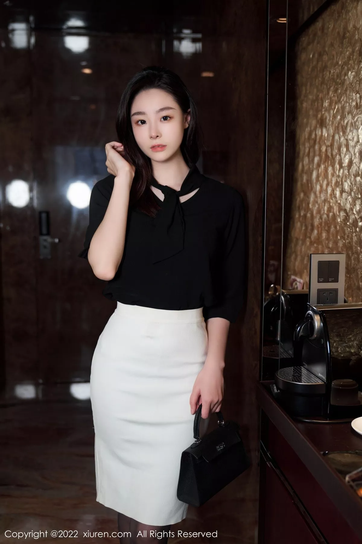 秀人集.com_[XiuRen秀人网]No.5312_模特是小逗逗黑色轻透上衣配白色短裙露超薄无内黑丝诱惑写真90P