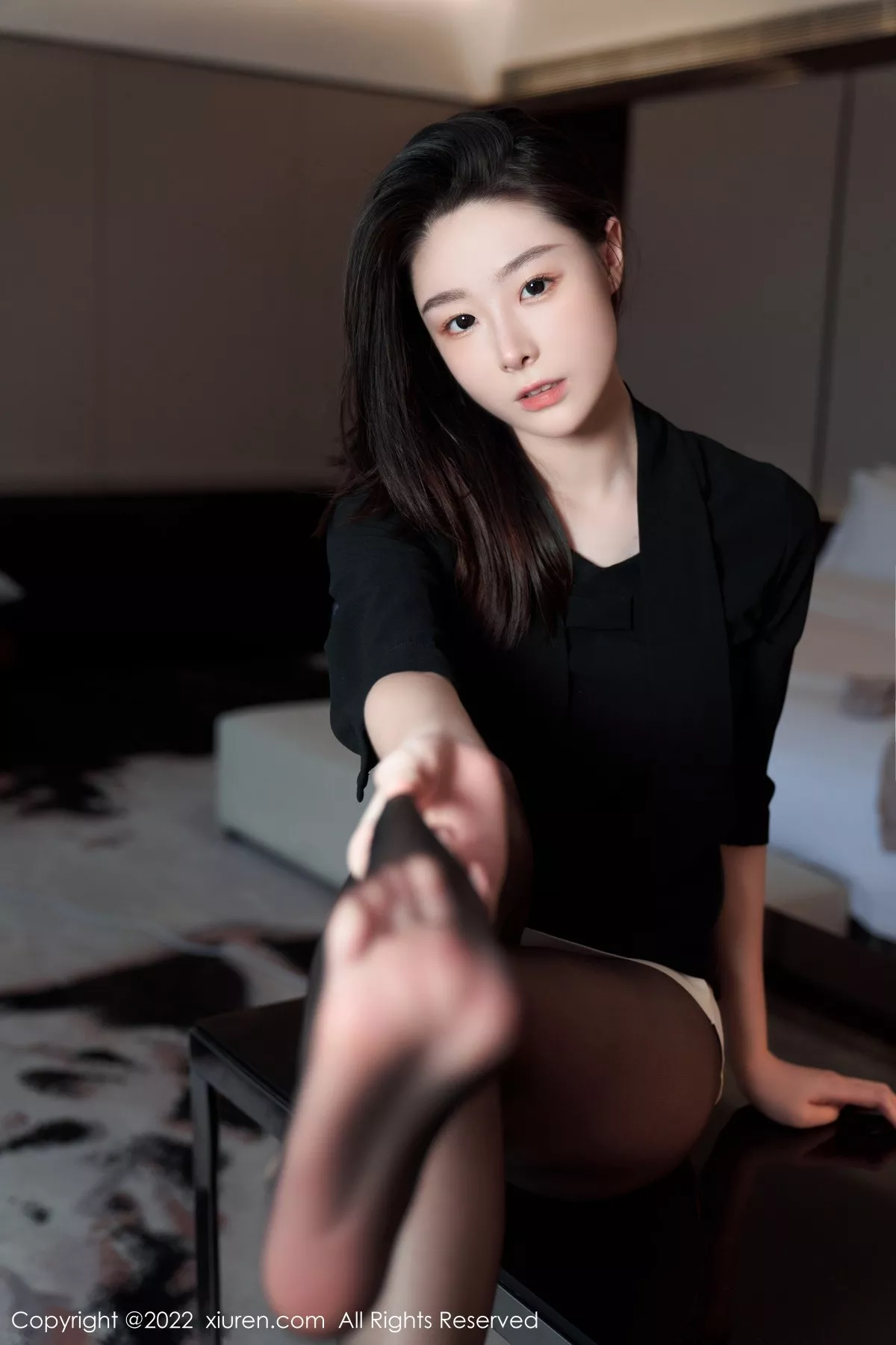 秀人集.com_[XiuRen秀人网]No.5312_模特是小逗逗黑色轻透上衣配白色短裙露超薄无内黑丝诱惑写真90P