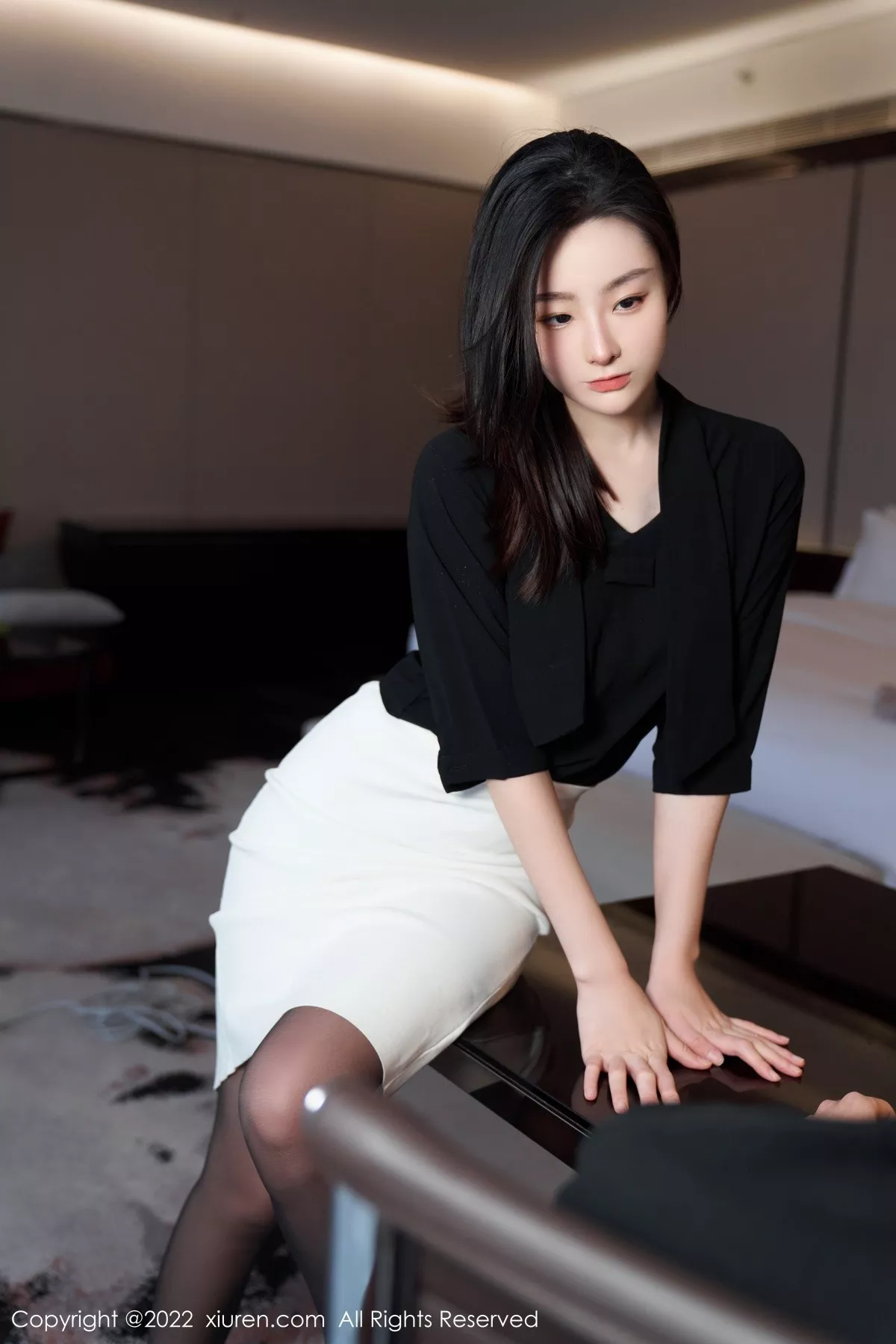 秀人集.com_[XiuRen秀人网]No.5312_模特是小逗逗黑色轻透上衣配白色短裙露超薄无内黑丝诱惑写真90P