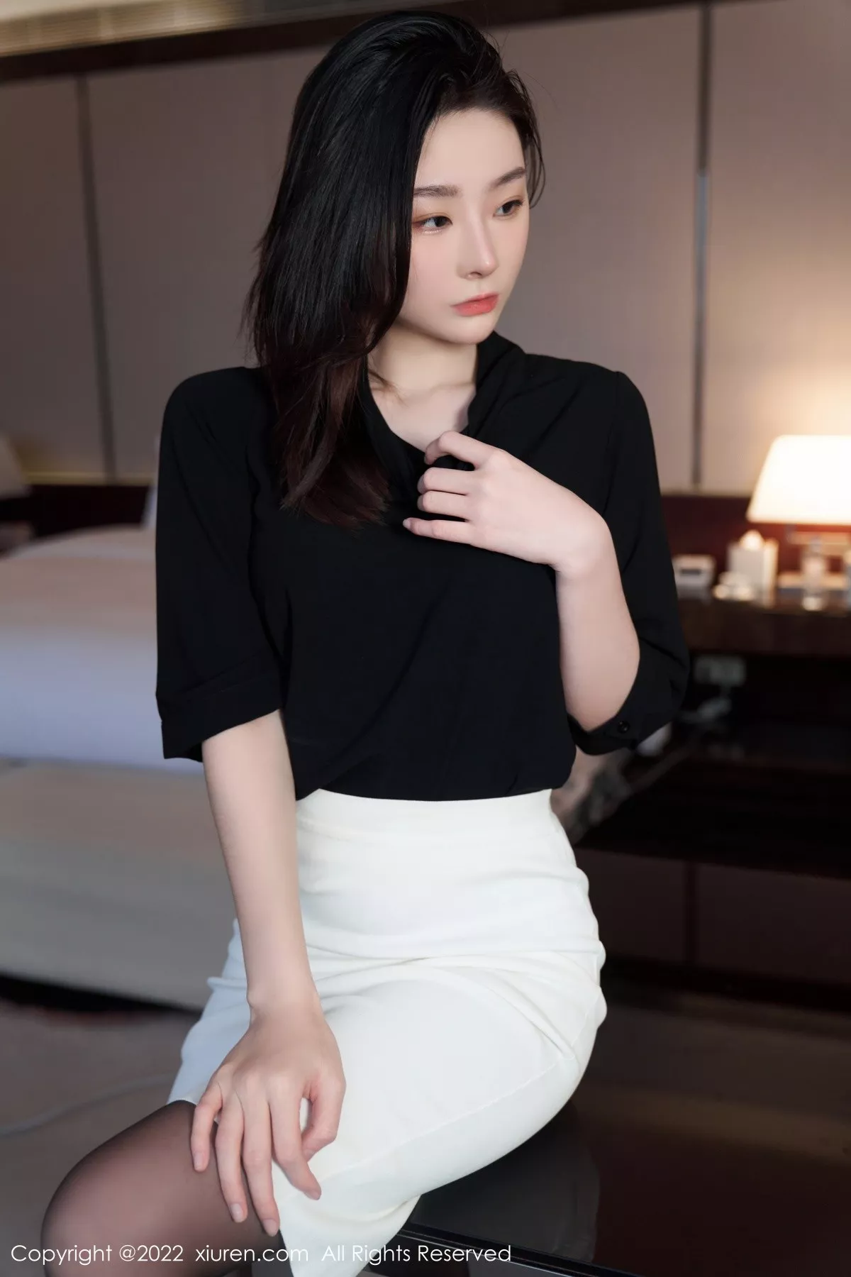 秀人集.com_[XiuRen秀人网]No.5312_模特是小逗逗黑色轻透上衣配白色短裙露超薄无内黑丝诱惑写真90P