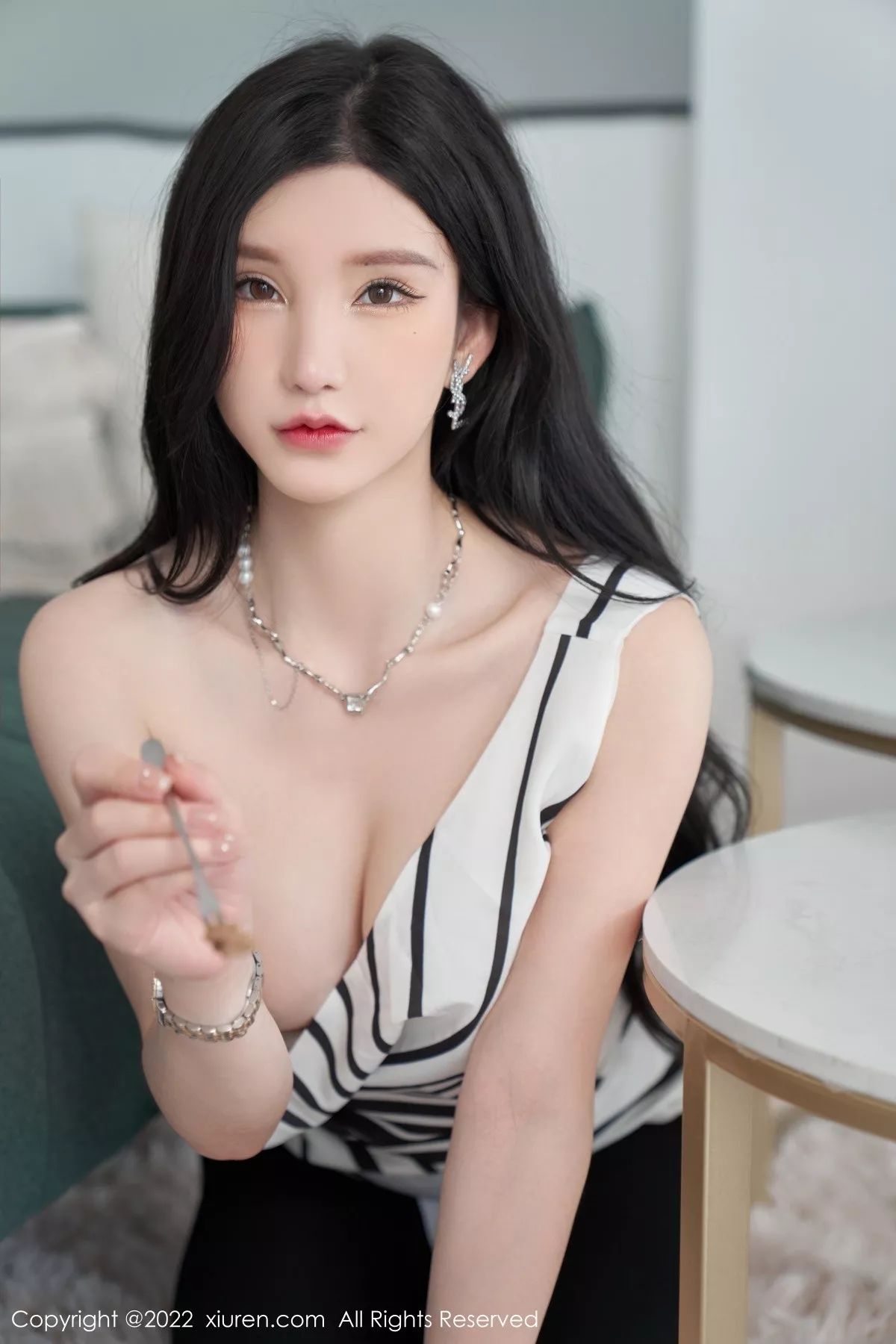 秀人集.com_[XiuRen秀人网]No.5361_女神周于希Sally心愿旅拍性感露肩上衣配超薄肉丝完美诱惑写真77P