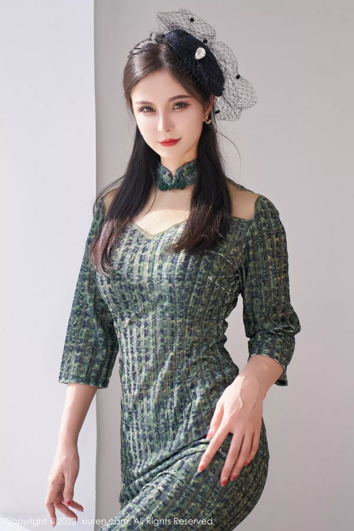 秀人集.com_[XiuRen秀人网]No.5373_模特小蛮妖Yummy暗绿色连衣裙配超薄黑丝露性感内衣诱惑写真77P