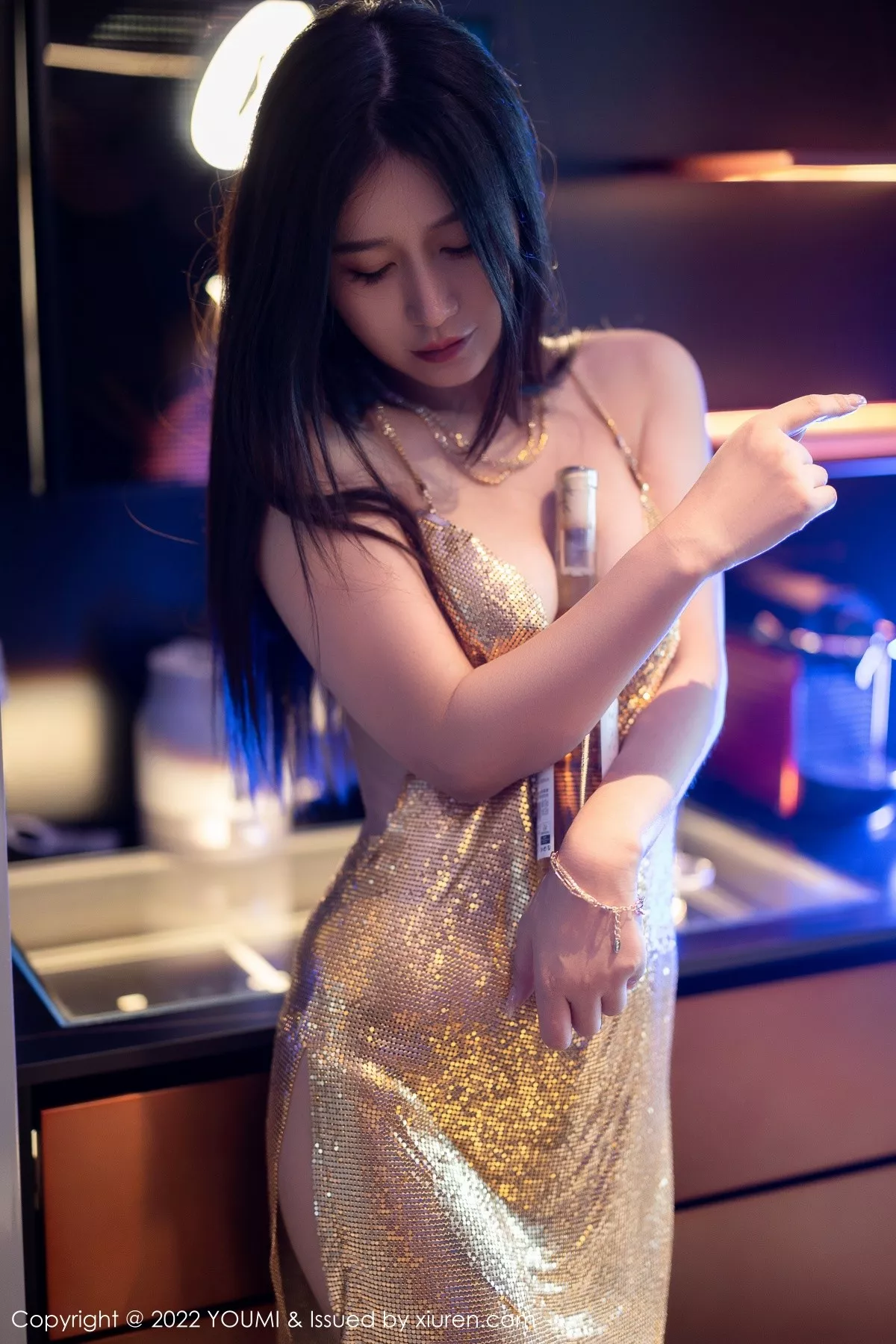 秀人集.com_[YouMi尤蜜荟]Vol.823_模特laura阿姣性感金色闪亮吊带裙低胸秀丰满身材撩人诱惑写真60P