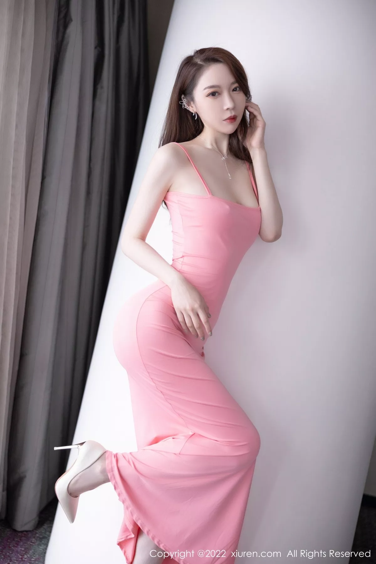 秀人集.com_[XiuRen秀人网]No.5379_模特梦心玥佛山心愿旅拍性感粉色吊带长裙秀高挑身材诱惑写真82P