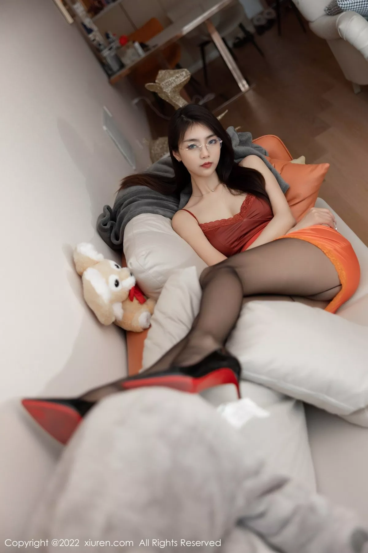 秀人集.com_[XiuRen秀人网]No.5378_模特可乐Vicky橙灰色连衣短裙配超薄黑丝秀翘臀美腿诱惑写真50P