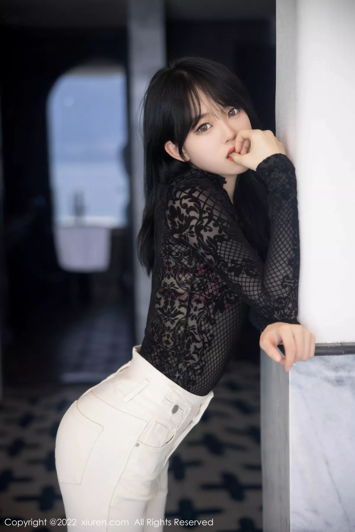 秀人集.com_[XiuRen秀人网]No.5386_模特奶瓶大理旅拍黑色网纱上衣配白色长裤露粉色内衣诱惑写真98P