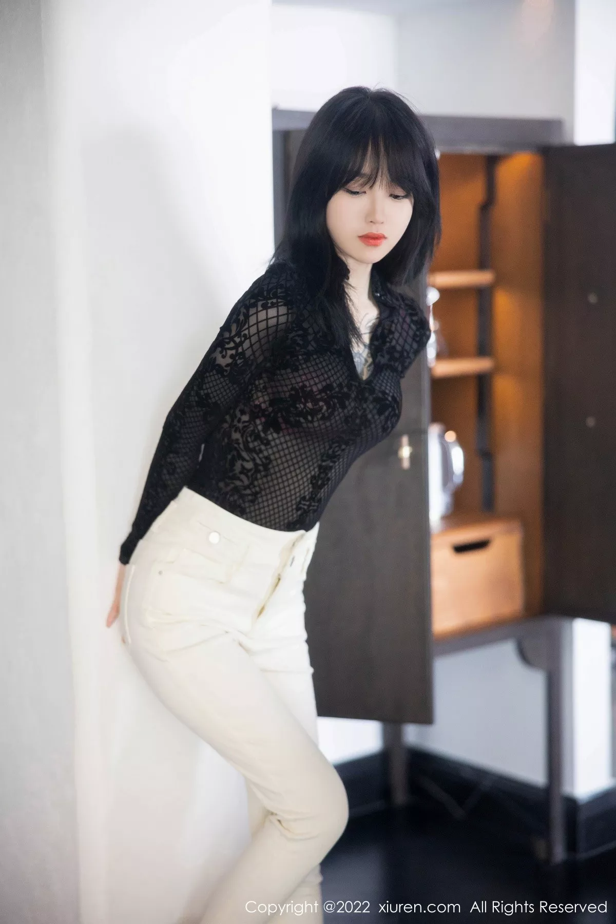 秀人集.com_[XiuRen秀人网]No.5386_模特奶瓶大理旅拍黑色网纱上衣配白色长裤露粉色内衣诱惑写真98P