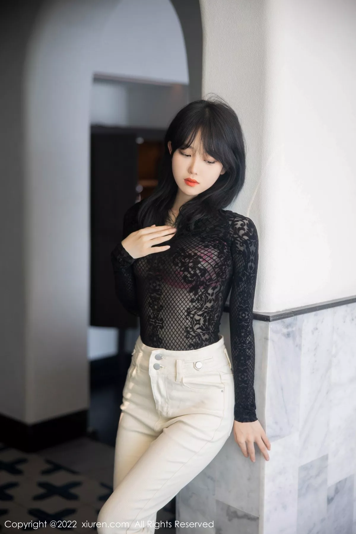 秀人集.com_[XiuRen秀人网]No.5386_模特奶瓶大理旅拍黑色网纱上衣配白色长裤露粉色内衣诱惑写真98P