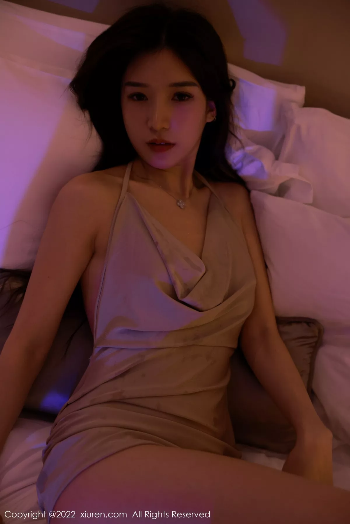 秀人集.com_[XiuRen秀人网]No.5400_模特hebe韩心雨澳门旅拍幽暗灯光下浅色连衣短裙迷人诱惑写真55P