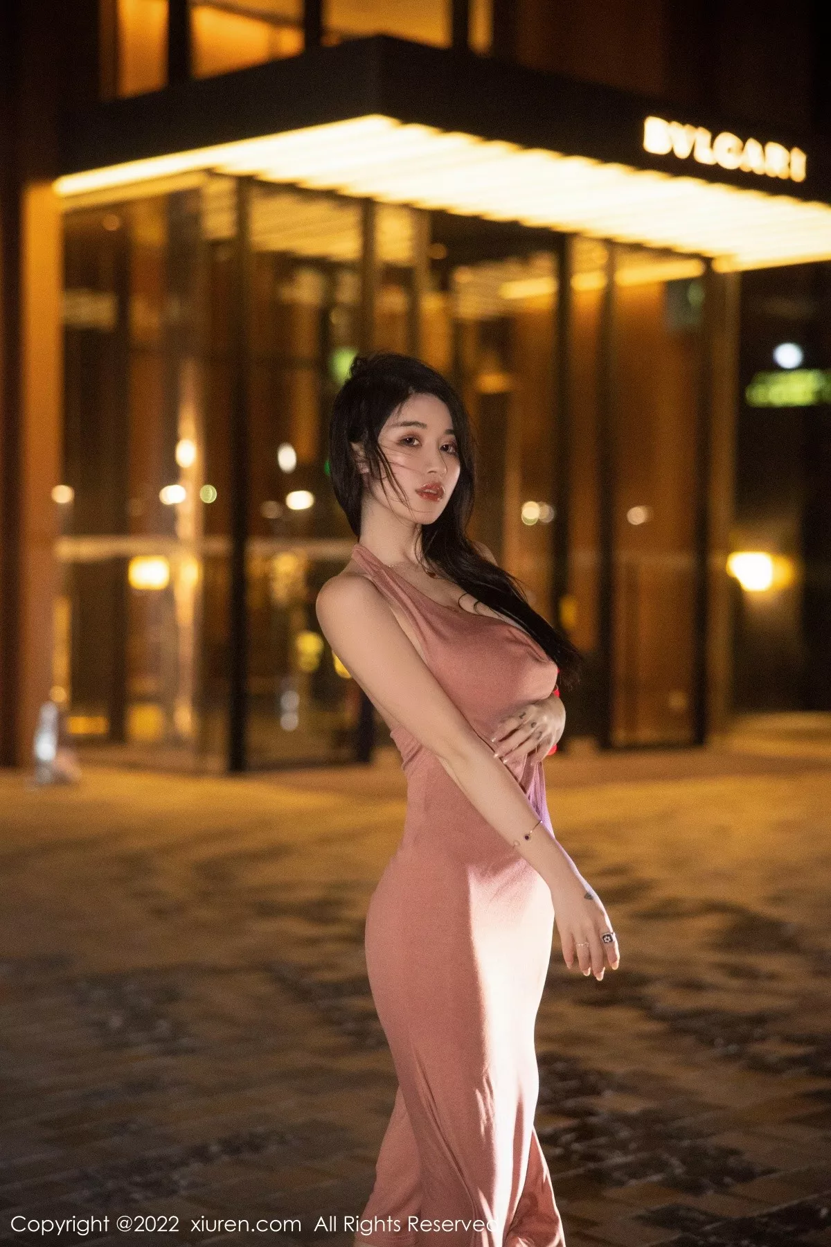 秀人集.com_[XiuRen秀人网]No.5426_模特美七Mia西双版纳旅拍脱淡红色连衣裙秀丰满身材诱惑写真114P