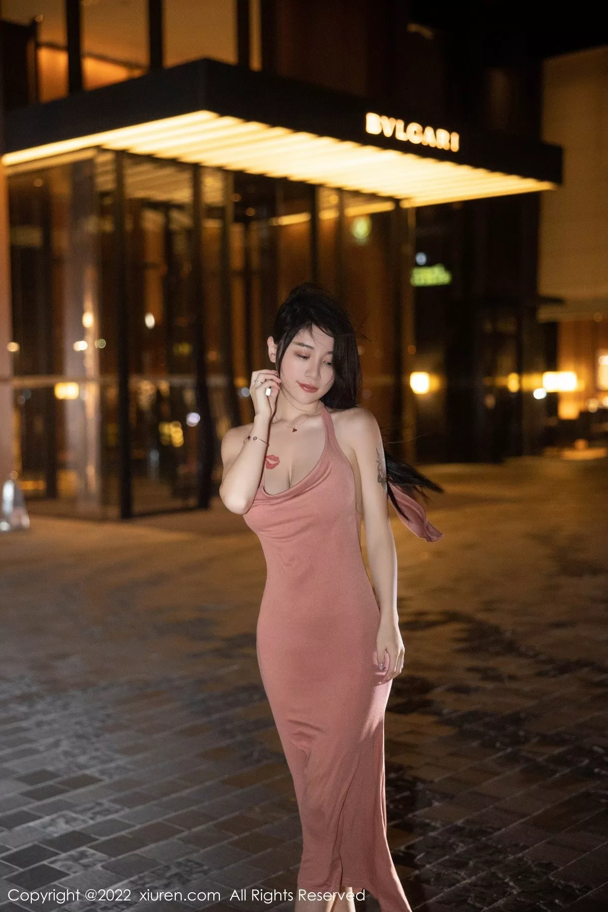 秀人集.com_[XiuRen秀人网]No.5426_模特美七Mia西双版纳旅拍脱淡红色连衣裙秀丰满身材诱惑写真114P