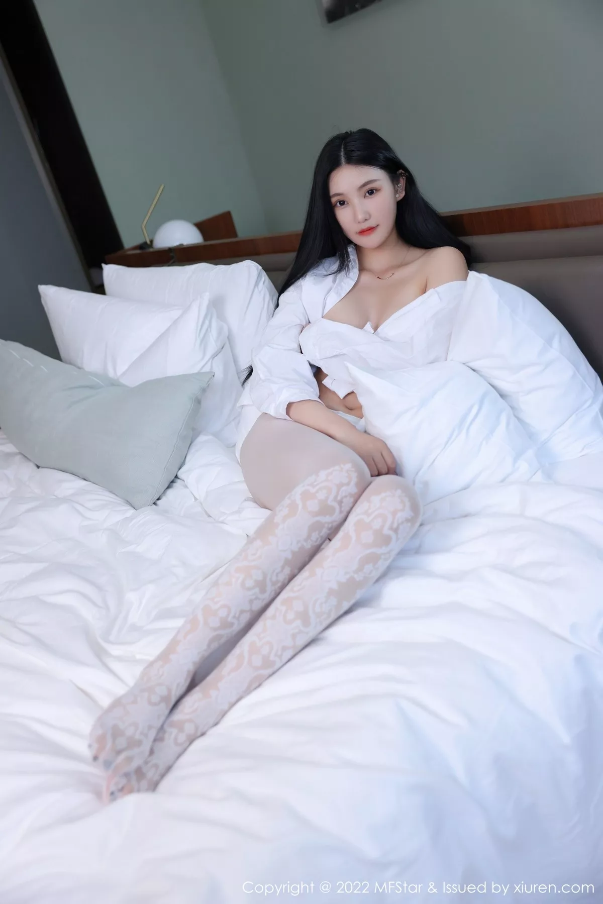 秀人集.com_[MFStar模范学院]Vol.565_新人模特小米XM性感白T配白色蛇纹无内丝袜惹火诱惑写真61P