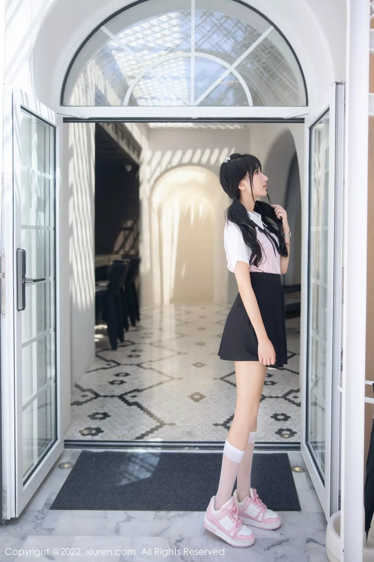 秀人集.com_[XiuRen秀人网]No.5443_女神小果冻儿大理旅拍性感白T配黑短裙露粉色内衣迷人诱惑写真99P