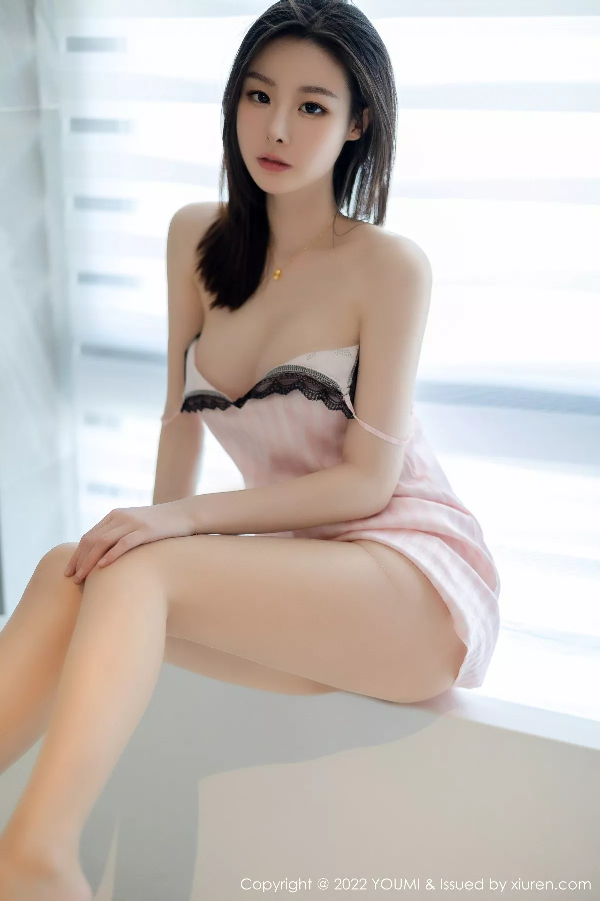 秀人集.com_[YouMi尤蜜荟]Vol.830_模特是小逗逗粉色吊带睡衣配超薄无内肉丝秀苗条身姿诱惑写真78P