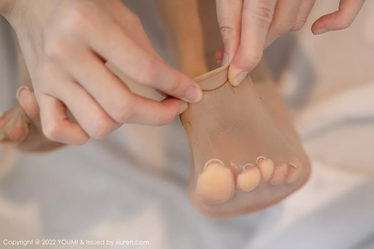 秀人集.com_[YouMi尤蜜荟]Vol.830_模特是小逗逗粉色吊带睡衣配超薄无内肉丝秀苗条身姿诱惑写真78P