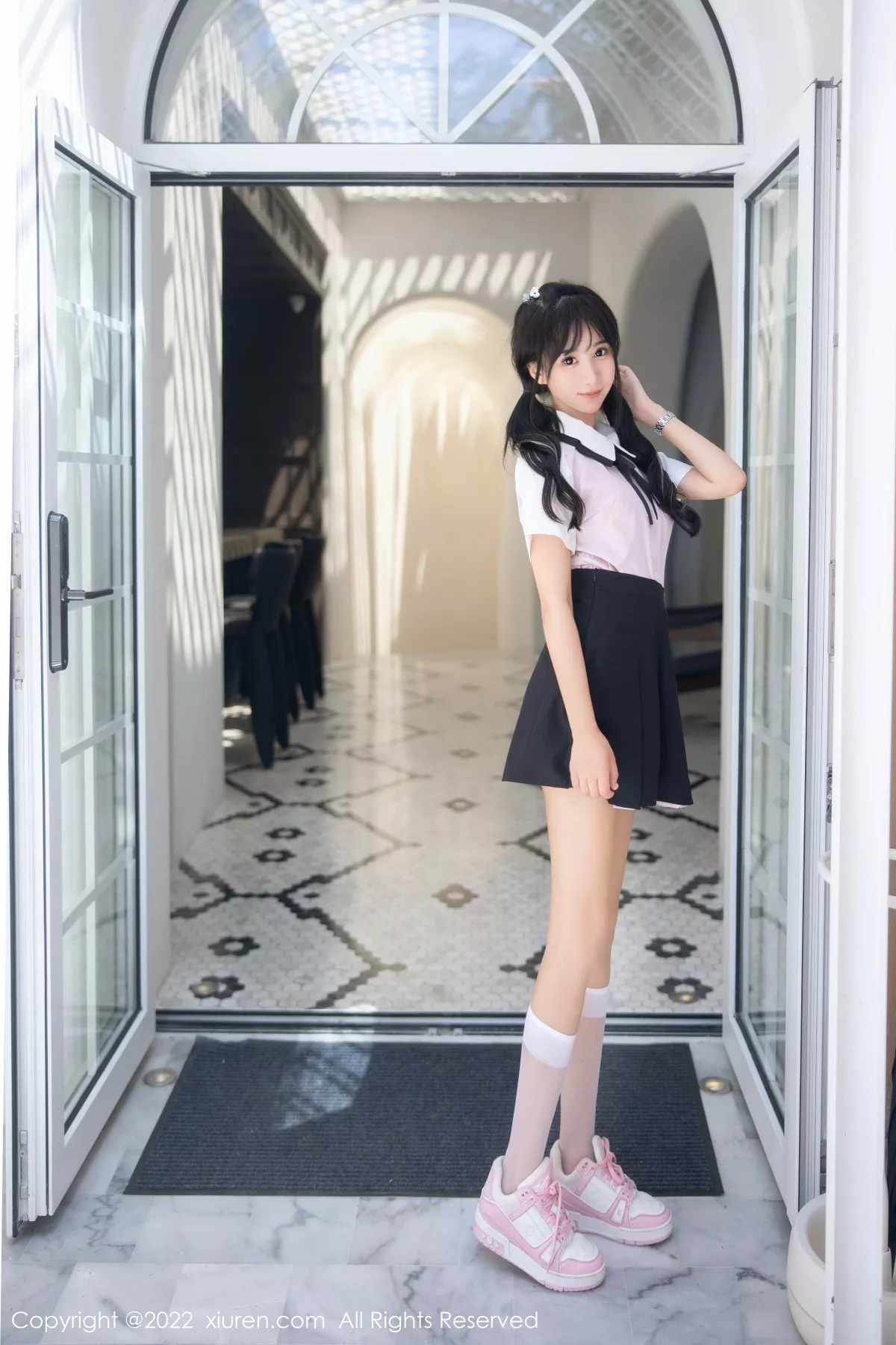 秀人集.com_[XiuRen秀人网]No.5443_女神小果冻儿大理旅拍性感白T配黑短裙露粉色内衣迷人诱惑写真99P